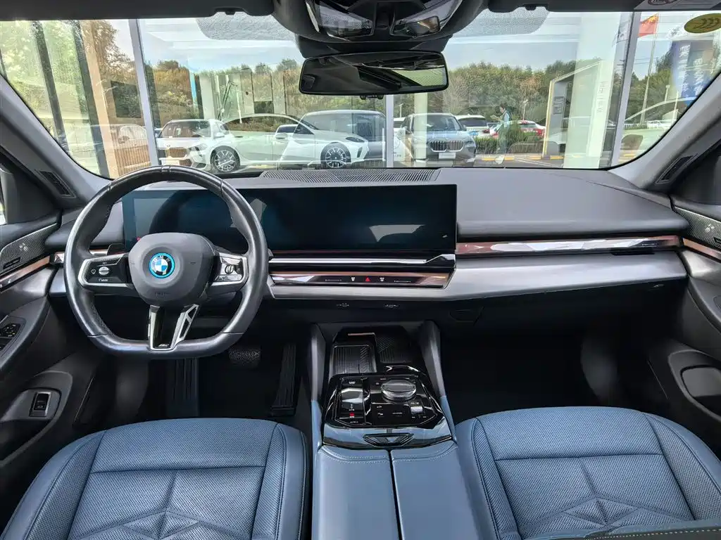 BMW i5 2025