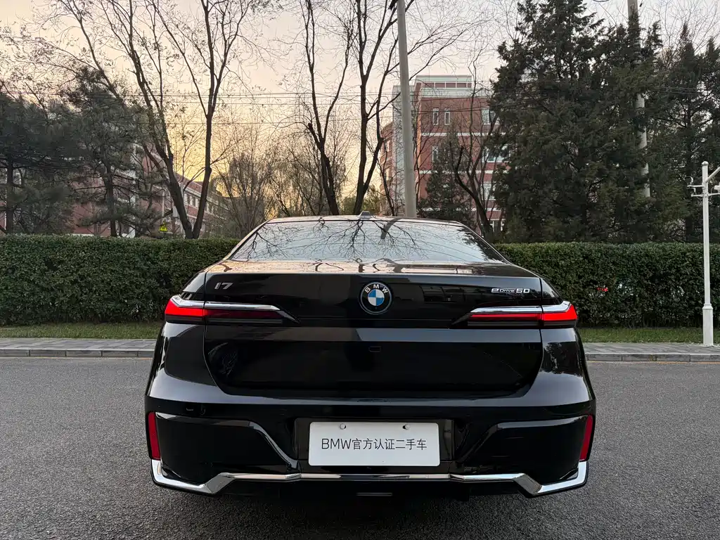 BMW i7 2025
