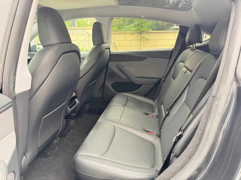 Tesla Model Y 2025