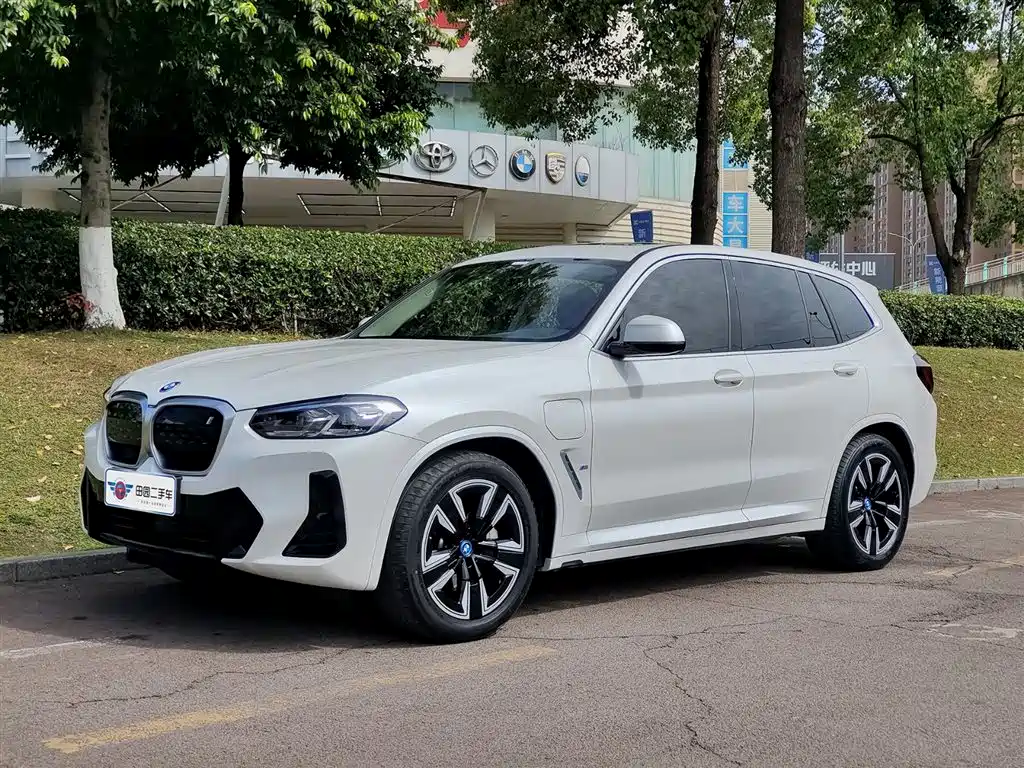BMW iX3 2024