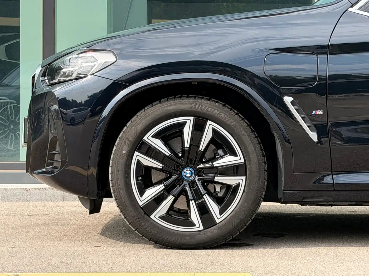 BMW iX3 2025