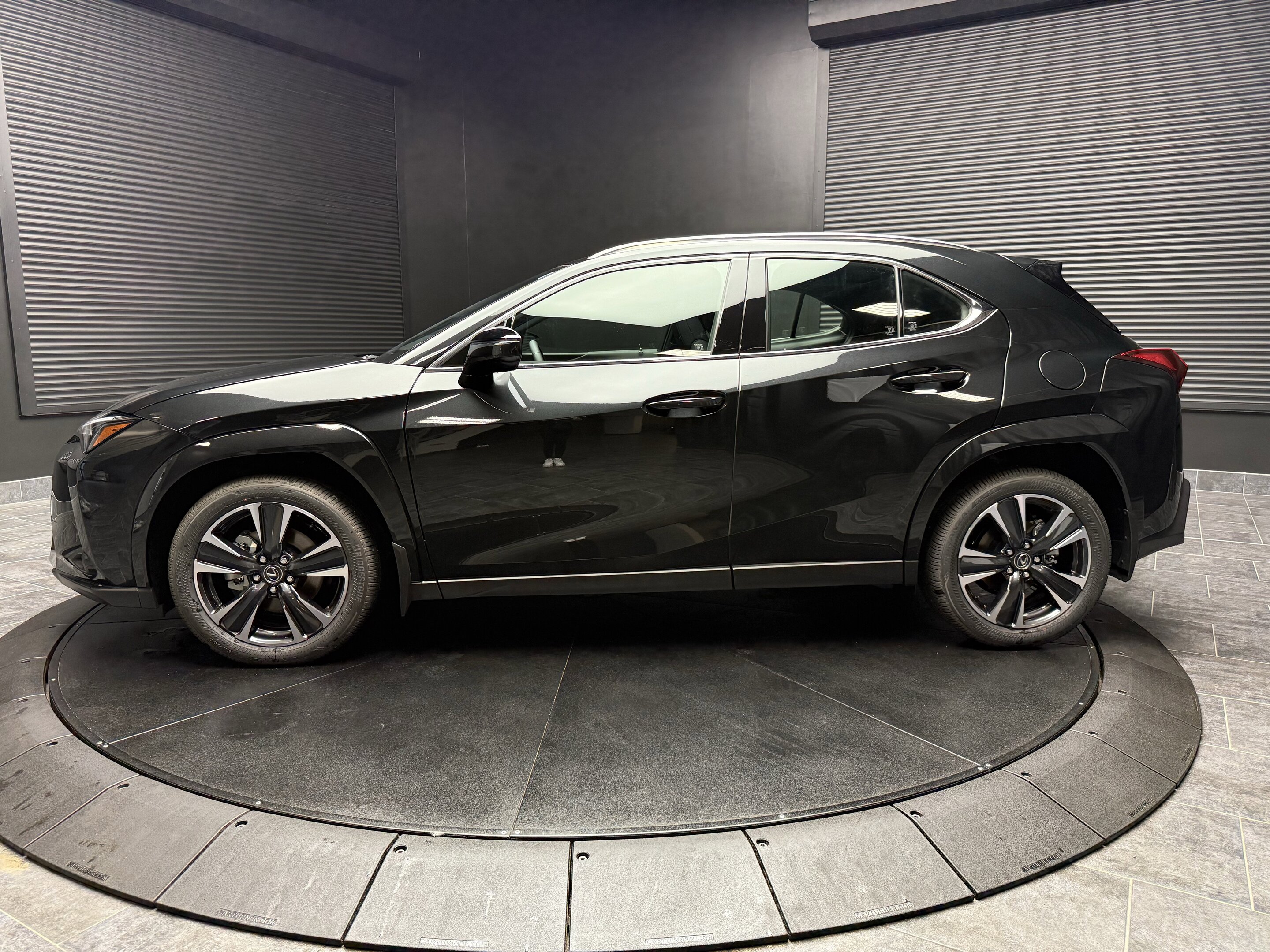 Lexus UX 2025