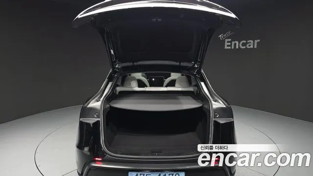 Tesla Model Y 2025