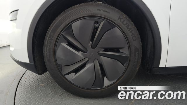 Tesla Model Y 2025