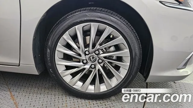 Lexus ES 2024