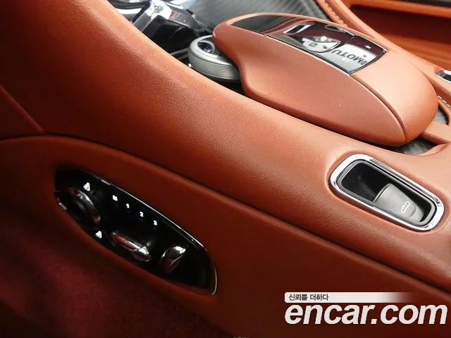 Aston Martin DB11 2023