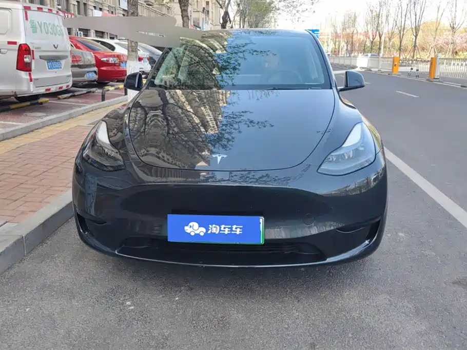 Tesla Model Y 2024