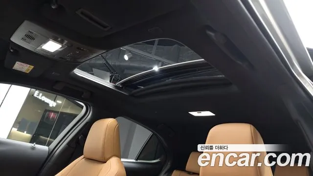 Lexus UX 2025