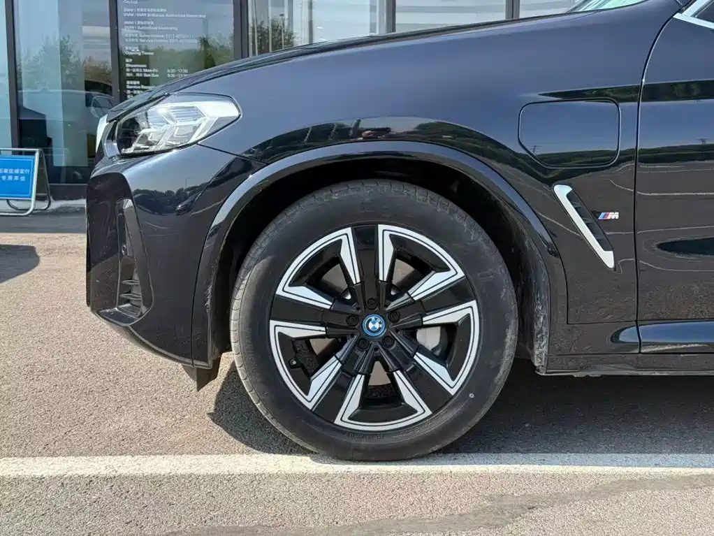 BMW iX3 2025