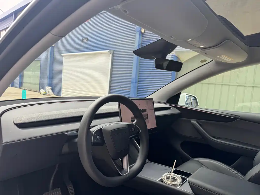 Tesla Model Y 2025