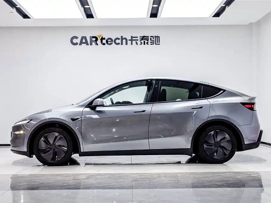 Tesla Model Y 2025