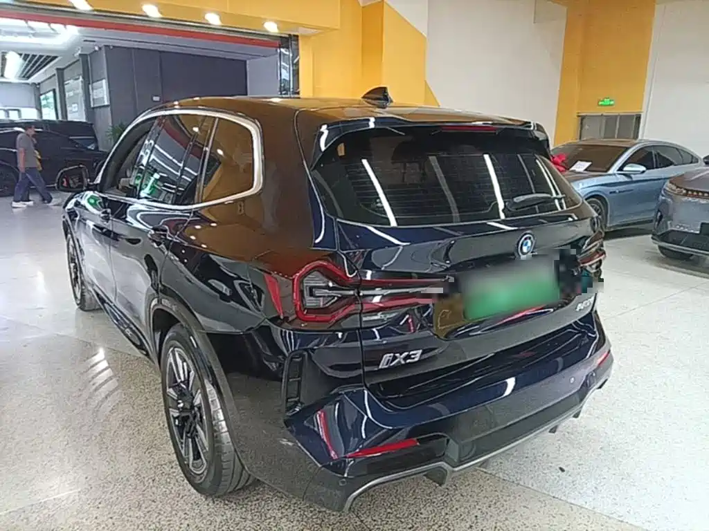 BMW iX3 2025