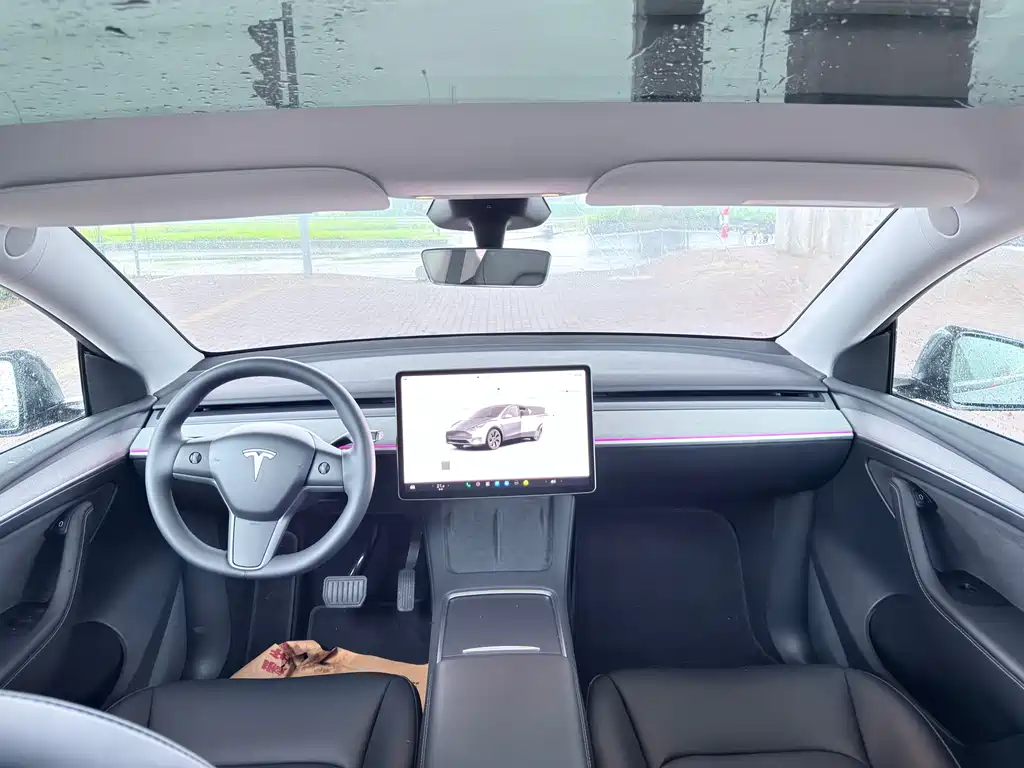 Tesla Model Y 2025