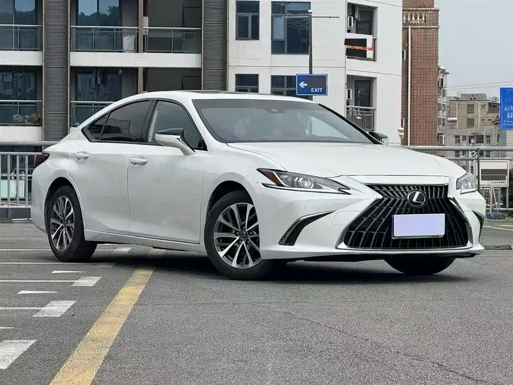 Lexus ES 2023