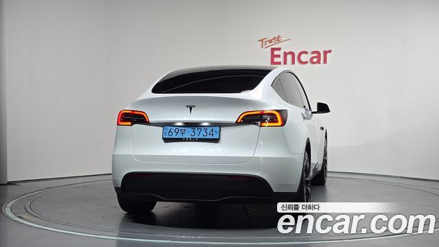 Tesla Model Y 2024