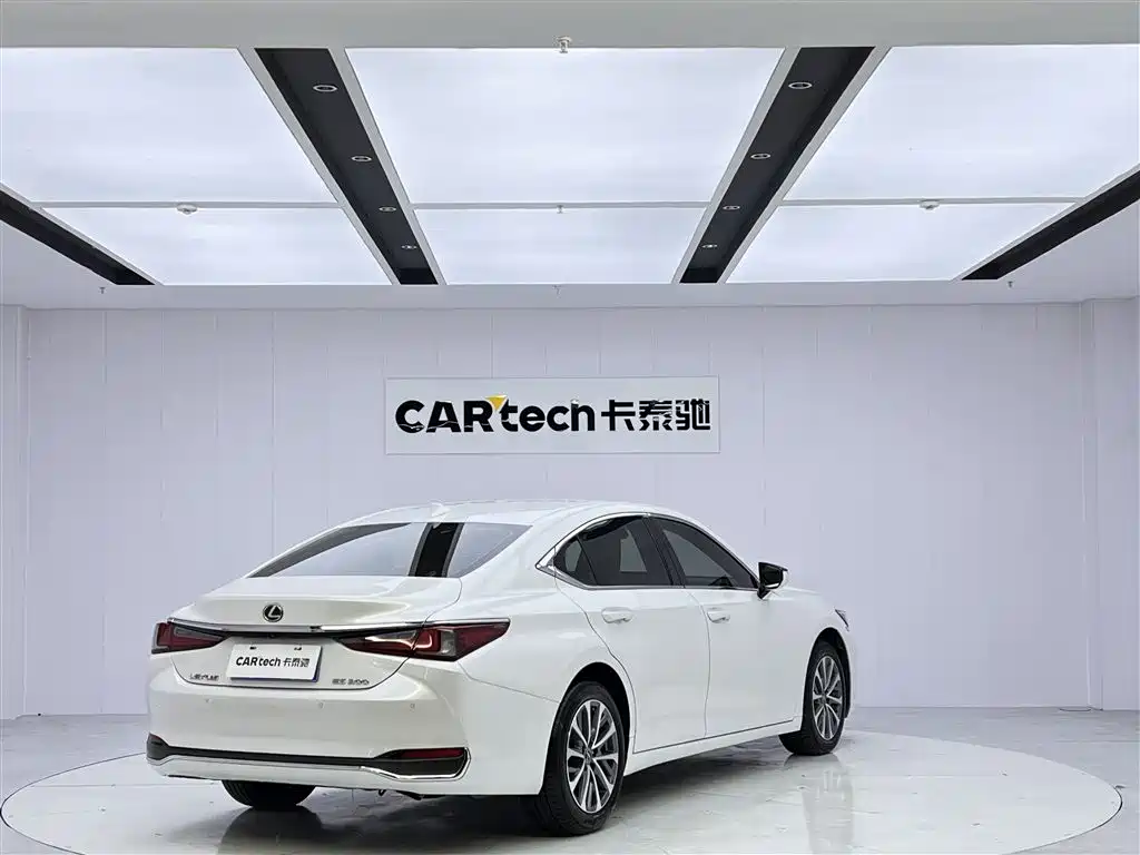 Lexus ES 2024