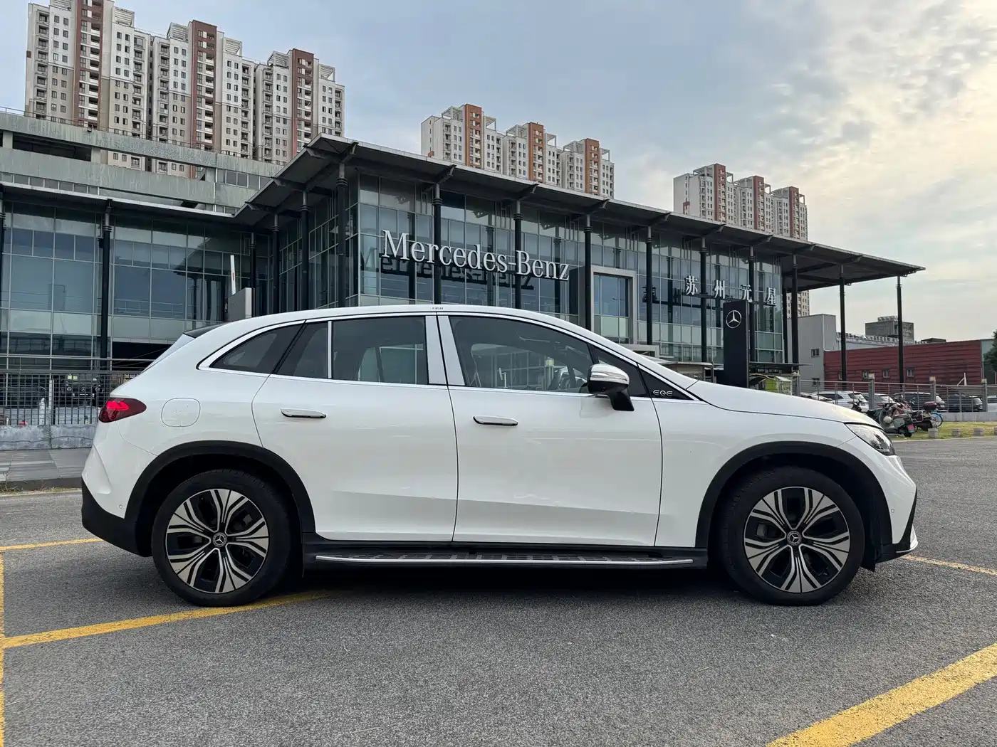 Mercedes-Benz EQE SUV 2025