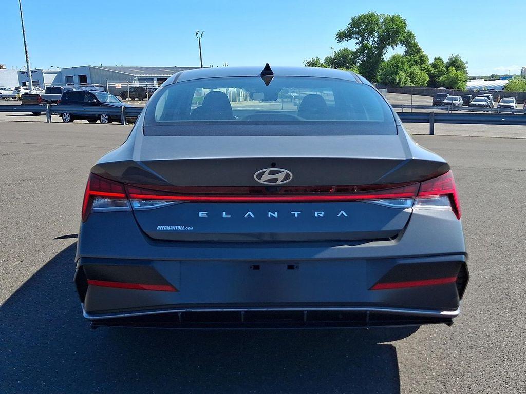 Hyundai Elantra 2025