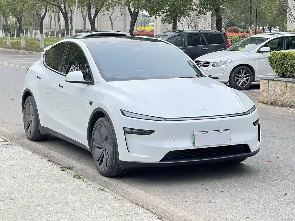 Tesla Model Y 2025