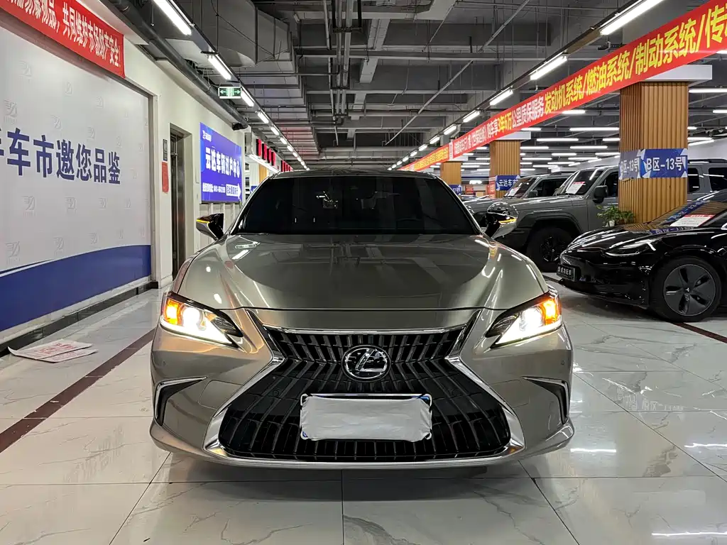 Lexus ES 2022