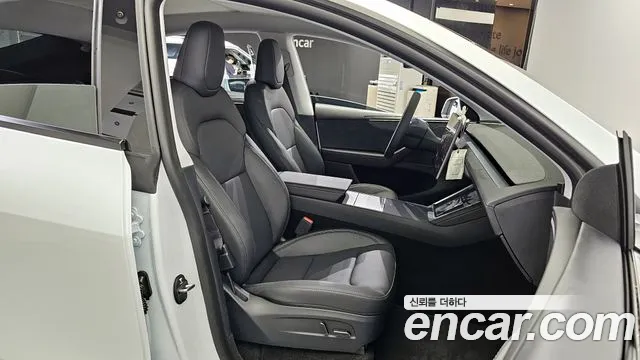 Tesla Model Y 2025