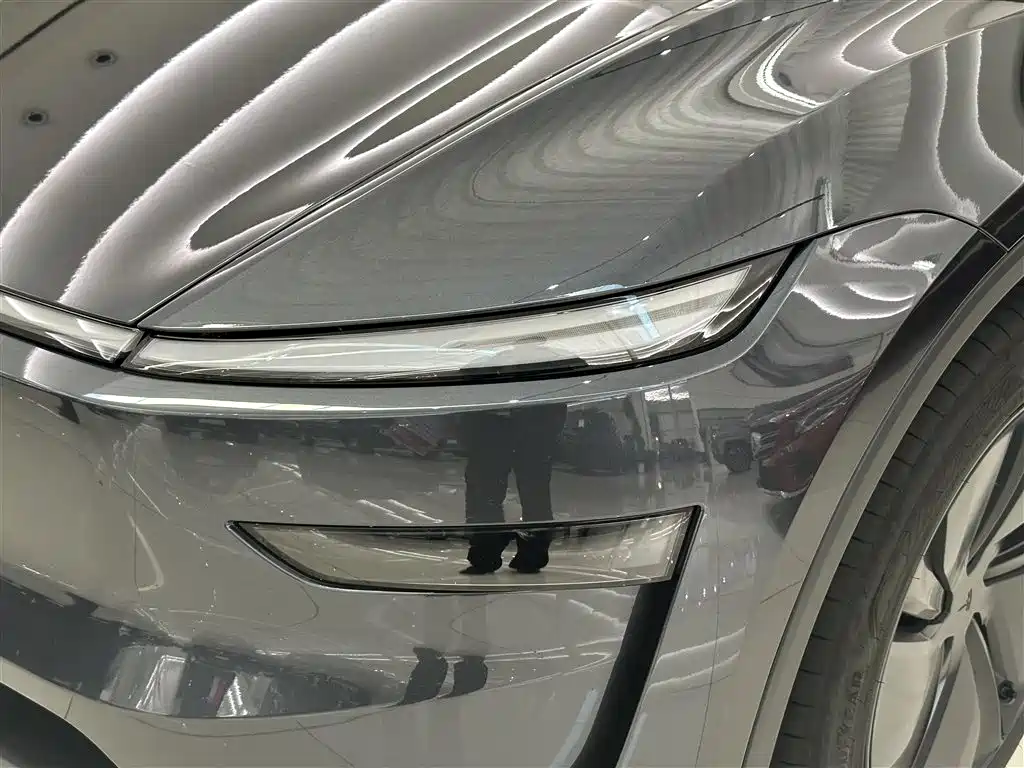 Tesla Model Y 2025