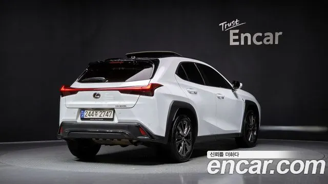 Lexus UX 2024