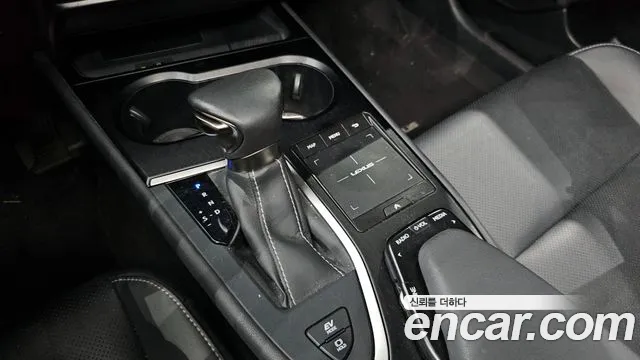 Lexus UX 2021