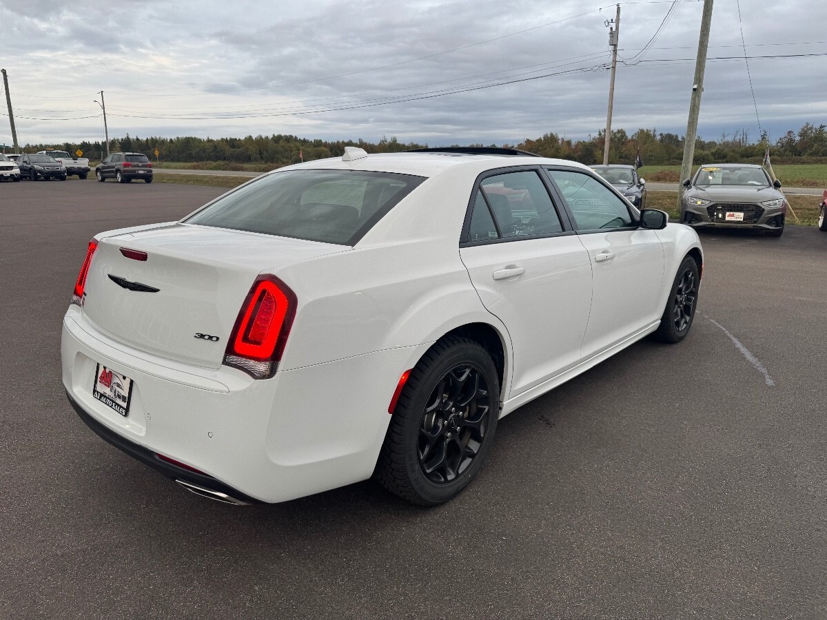 Chrysler 300 2023