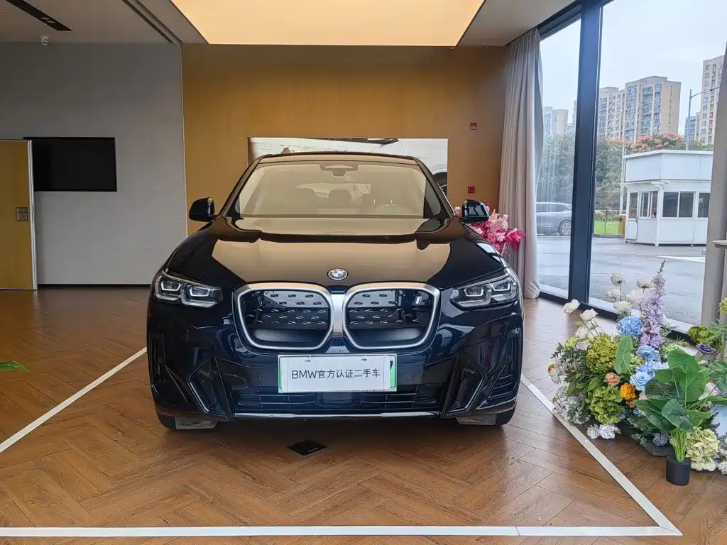 BMW iX3 2025