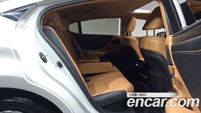 Lexus ES 2025