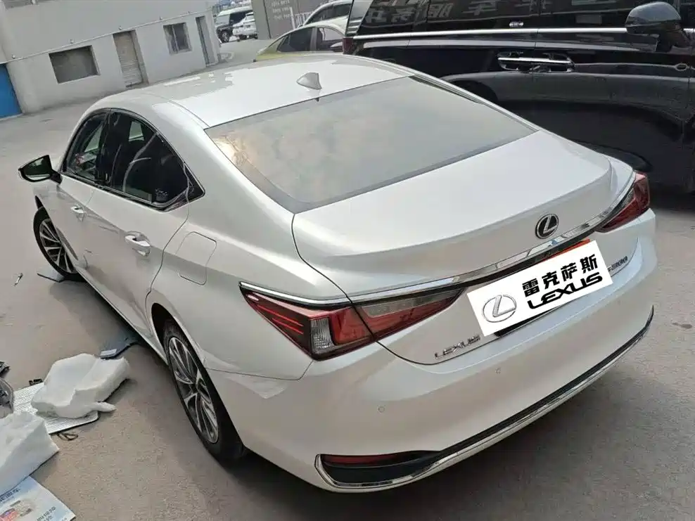 Lexus ES 2022