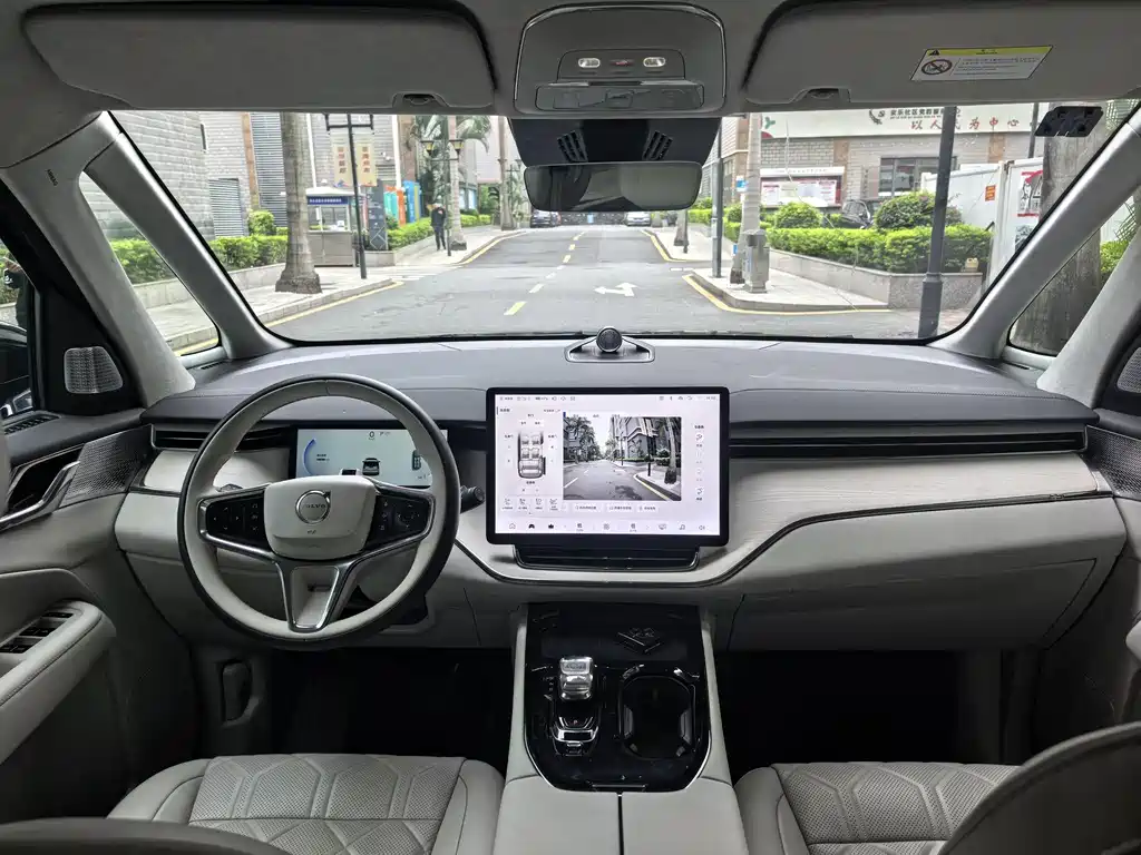 Volvo EM90 2024