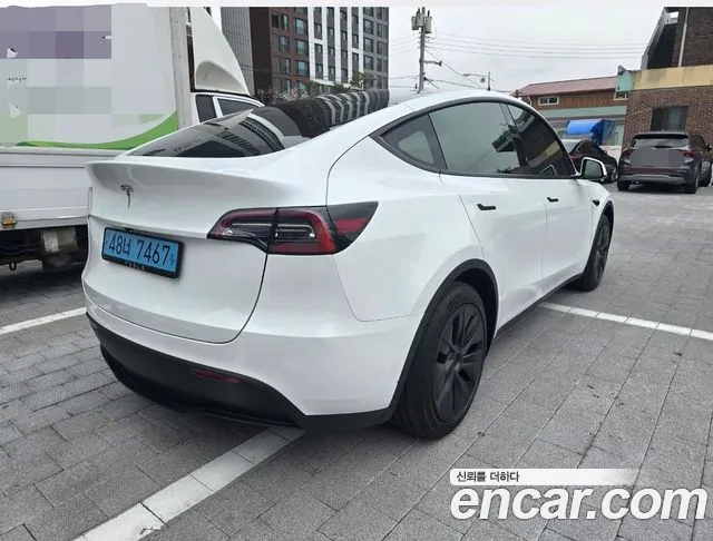Tesla Model Y 2025