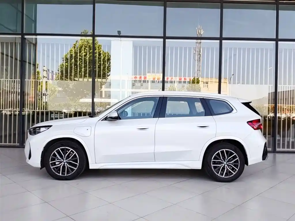 BMW iX1 2025