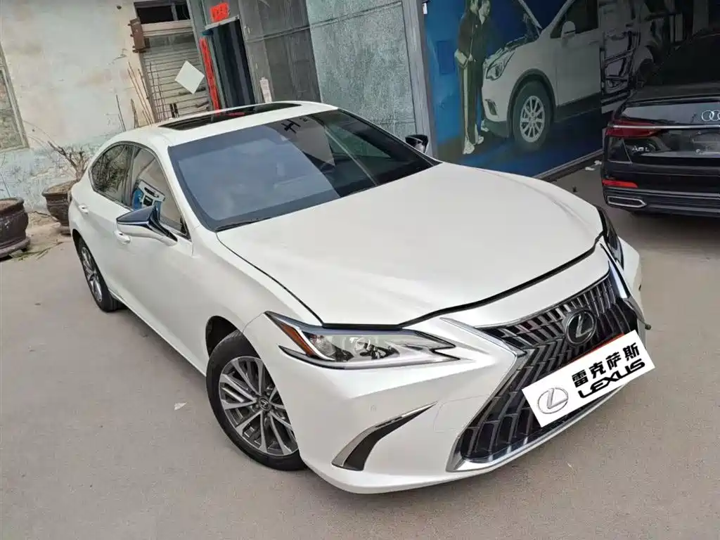 Lexus ES 2022