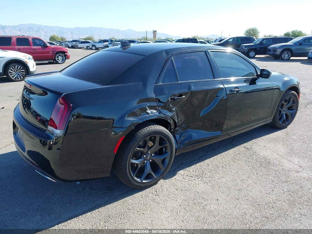 Chrysler 300 2021