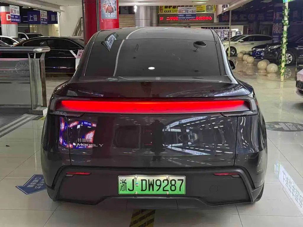 Tesla Model Y 2025