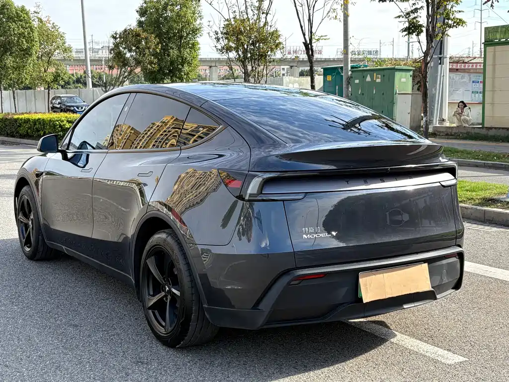 Tesla Model Y 2025