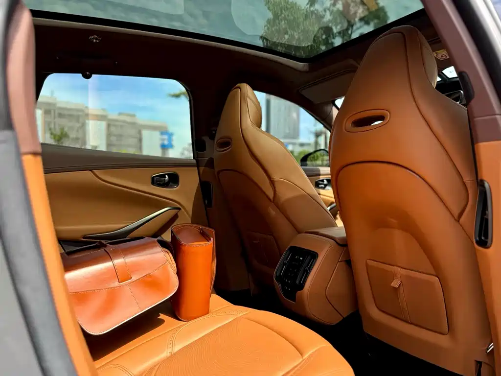 Aston Martin DBX 2023