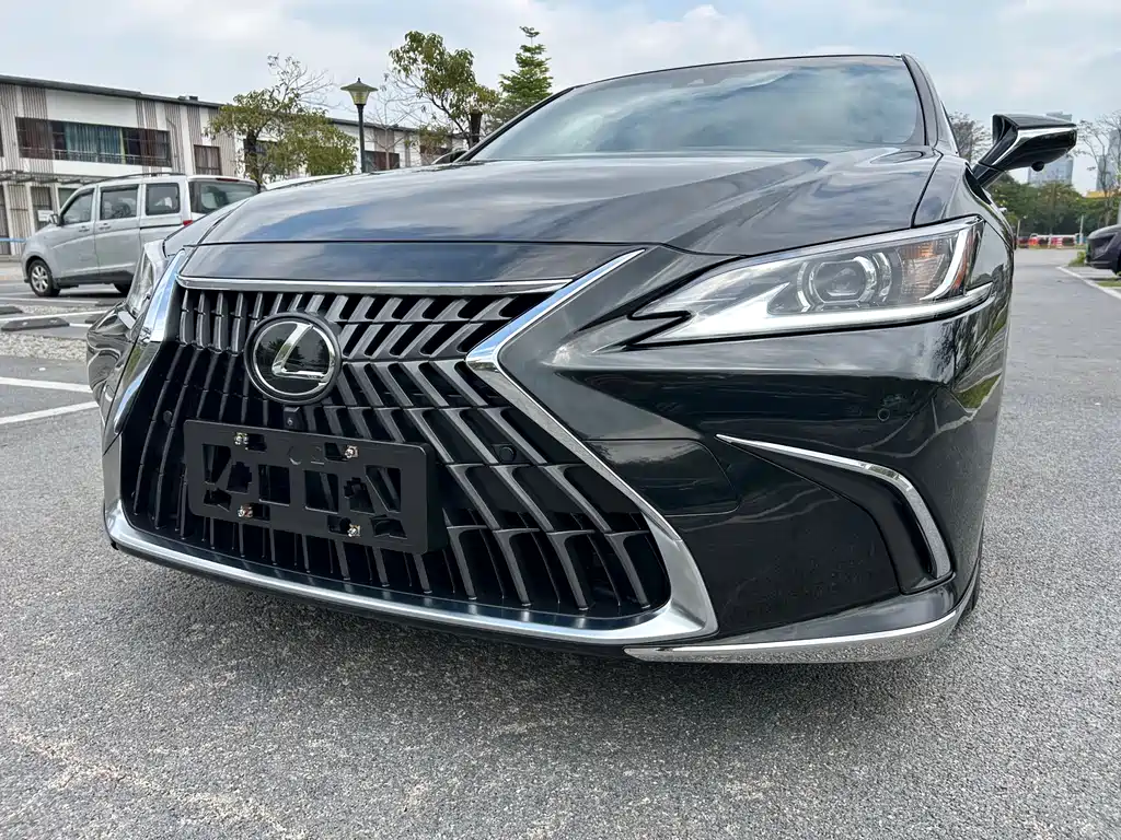 Lexus ES 2023
