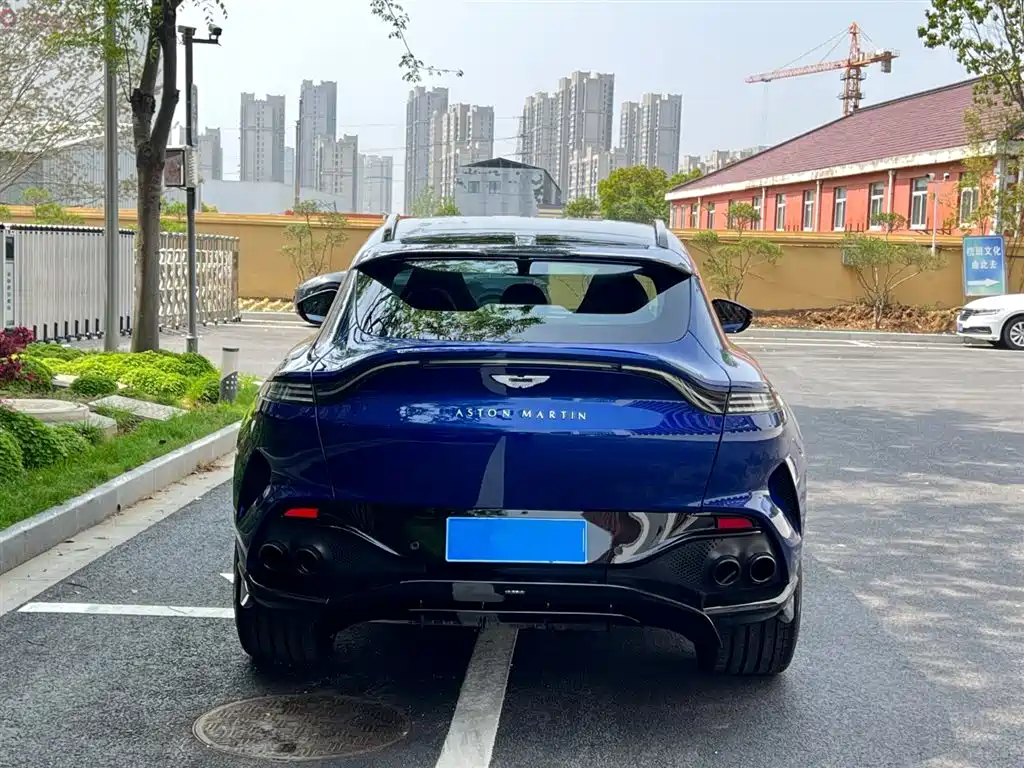 Aston Martin DBX 2024