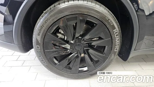Tesla Model Y 2025