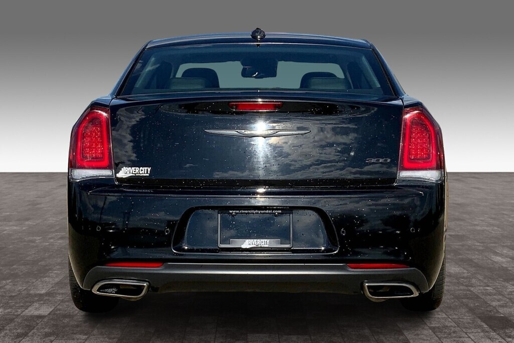 Chrysler 300 2022