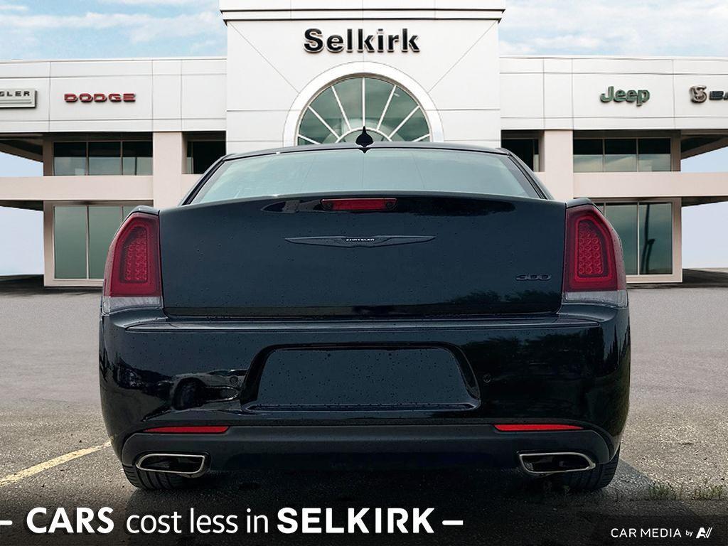 Chrysler 300 2022