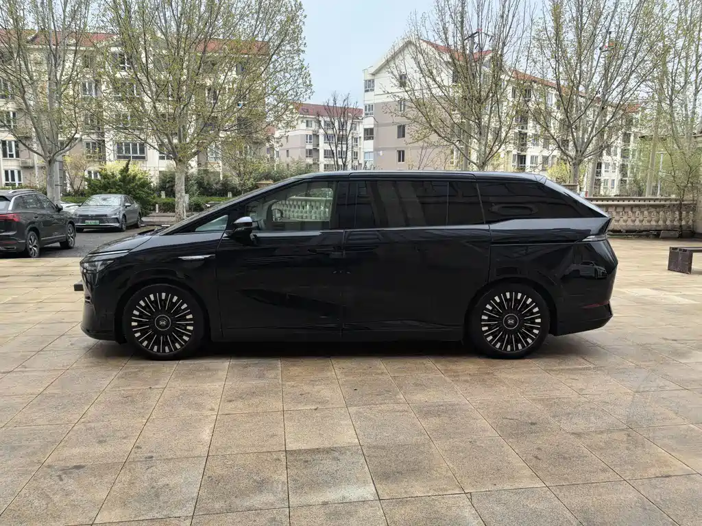 Xpeng X9 2025