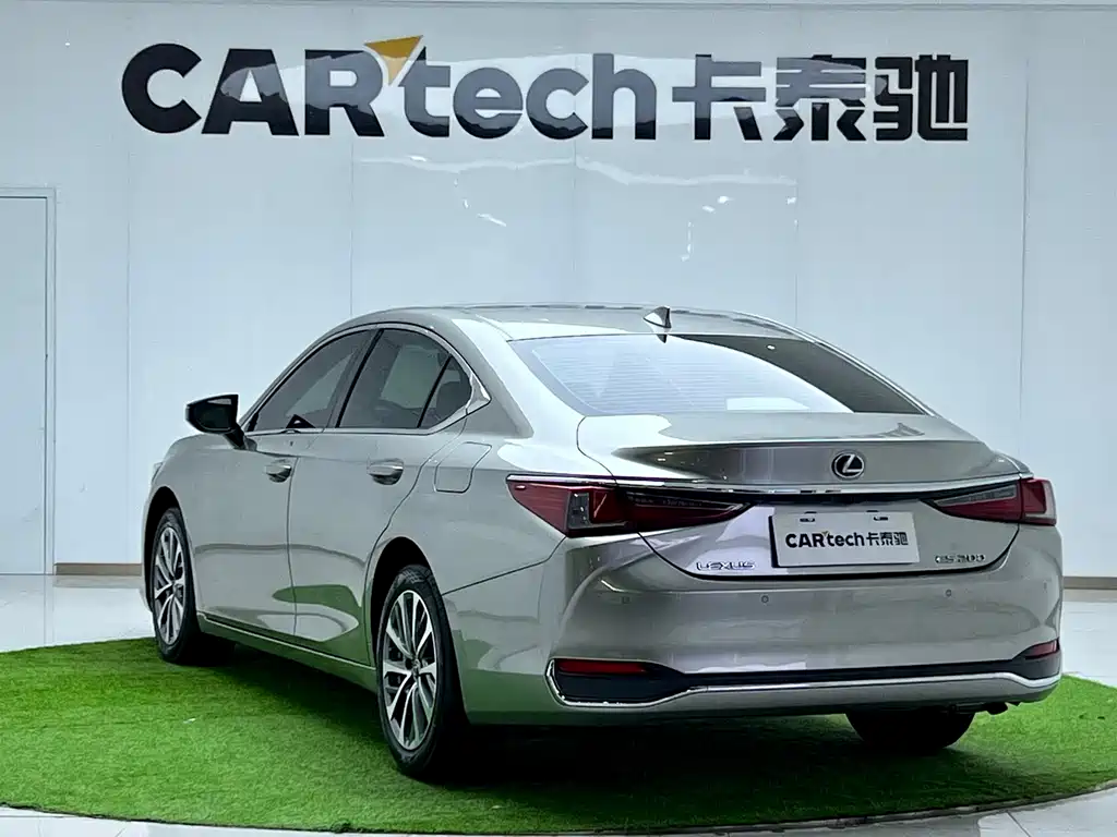 Lexus ES 2024