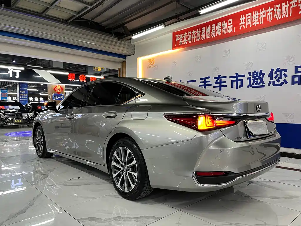 Lexus ES 2022