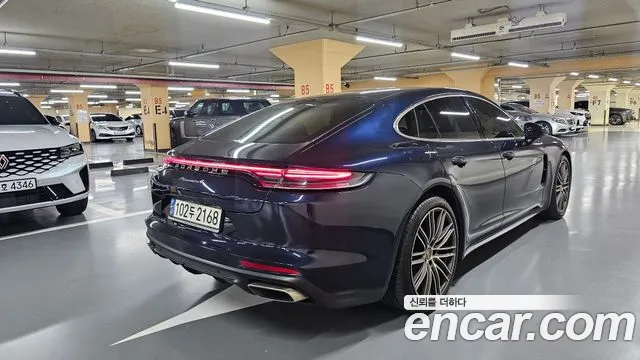 Porsche Panamera 2021