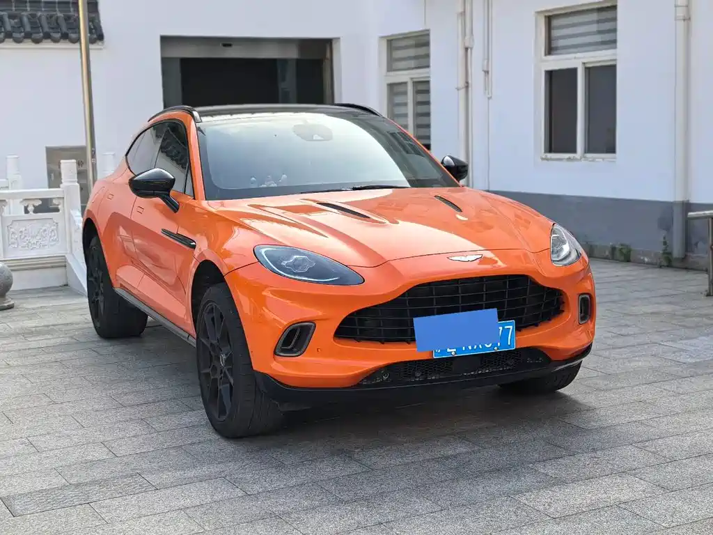 Aston Martin DBX 2021